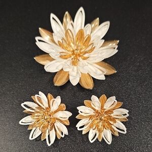 Vintage Signed 1966 Sarah Coventry Water Lily Brooch & Matching Earring Set